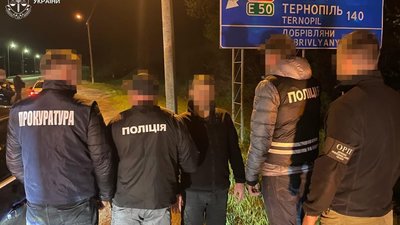 Фото до матеріалу: У Львові до суду передали жінку, яка розповсюджувала наркотики через парки
