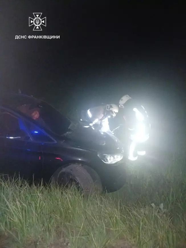Фото до матеріалу: У Калуші сталася ДТП: двоє постраждали, рятувальники від'єднали батареї
