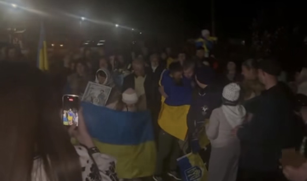 Фото до матеріалу: З полону повернувся захисник з села Красна: на Надвірнянщині зустріли Володимира Микитина