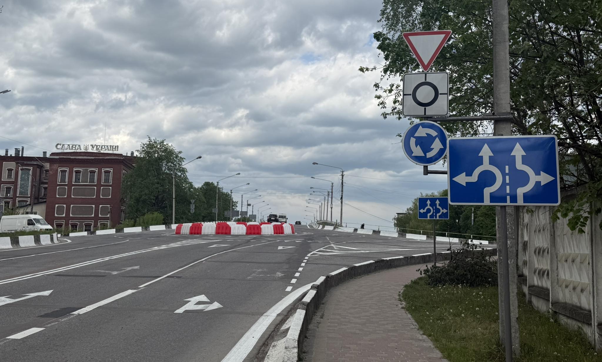 Фото до матеріалу: Безпечніший в'їзд у Стрий: на Дрогобицькому мосту відкрили нову кільцеву розв'язку
