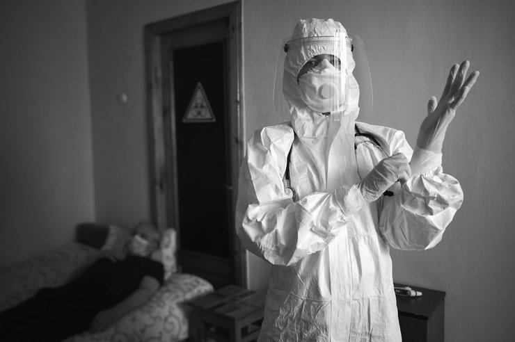 Фото до матеріалу: "Я багато що бачив": чоловік заробляє мільйони на прибиранні місць злочинів (фото)