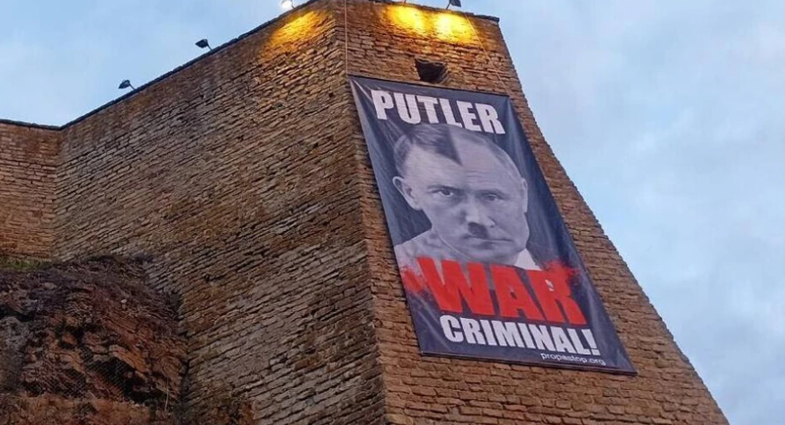 Фото до матеріалу: У Нарві на 9 травня вивісять плакат Путіна в образі Гітлера