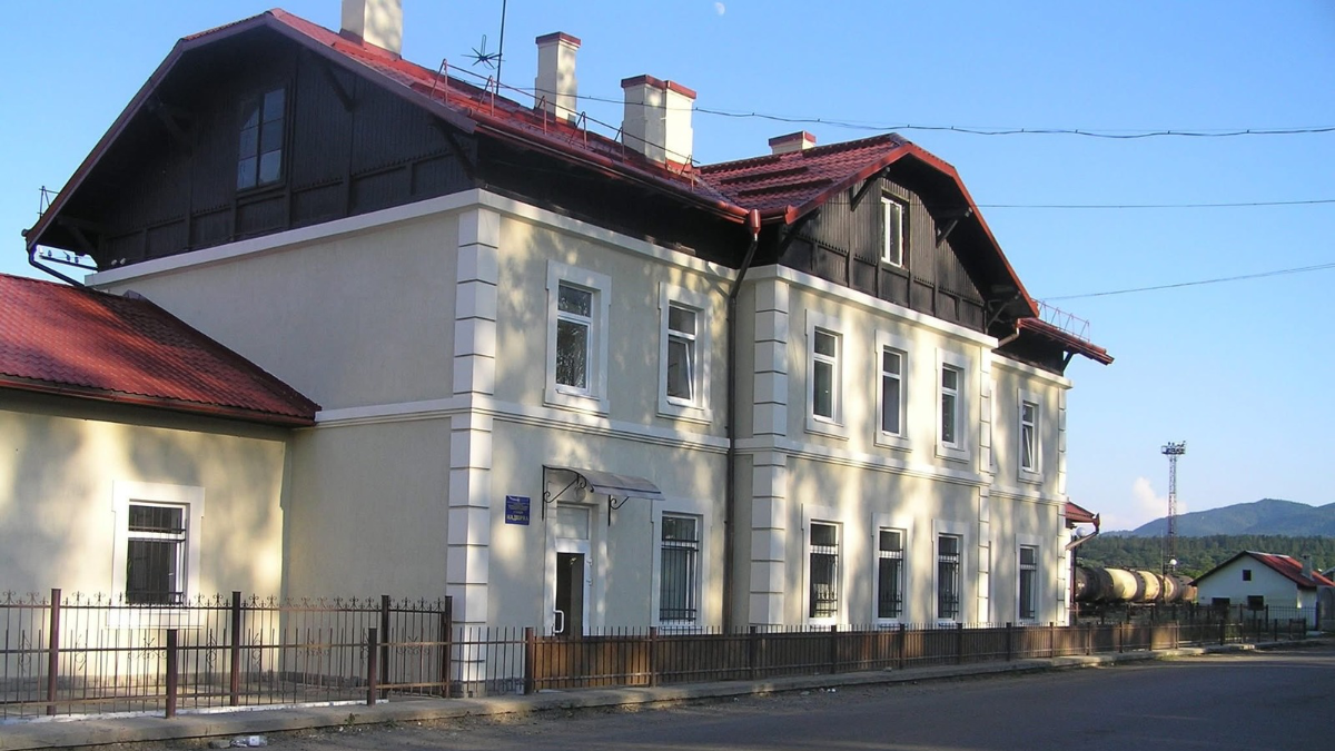 Фото до матеріалу: У Надвірній з'явилися нові зупинки поїздів: ініціатива мешканців принесла результат