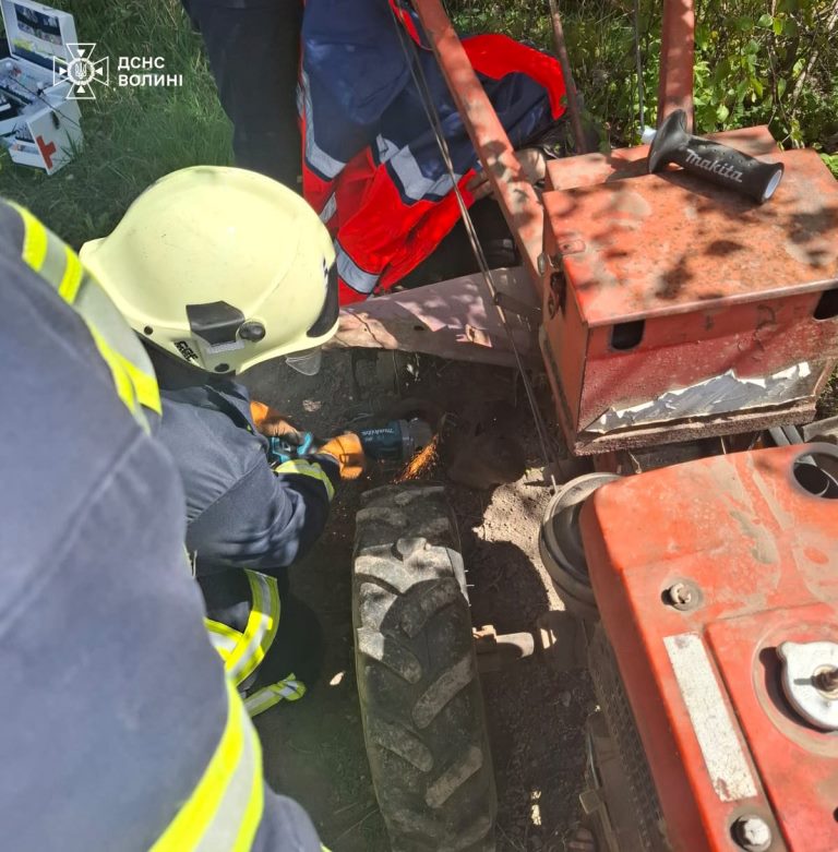Фото до матеріалу: У Поромівській громаді рятувальники врятували чоловіка, затиснутого комбайном