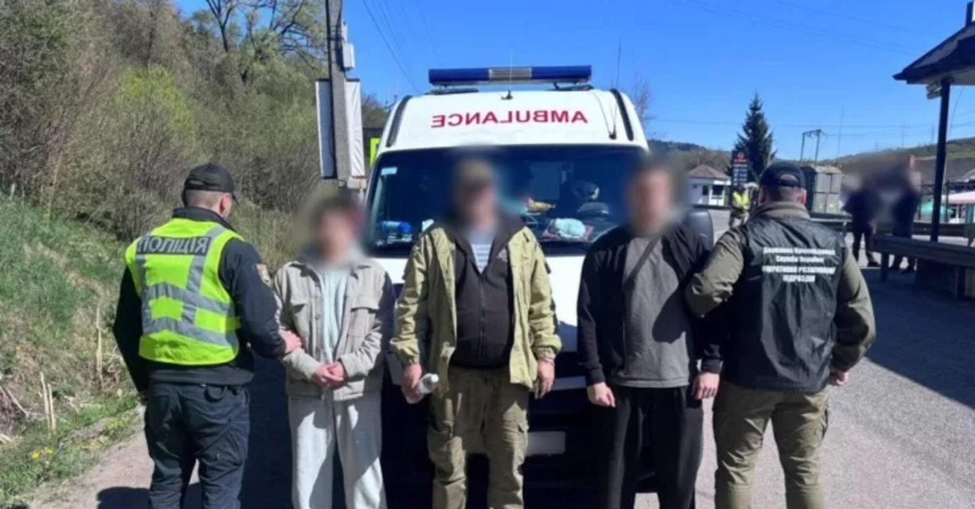 Фото до матеріалу: На Закарпатті затримали схему "медевакуації" для ухилянтів: швидка везла чоловіків до кордону