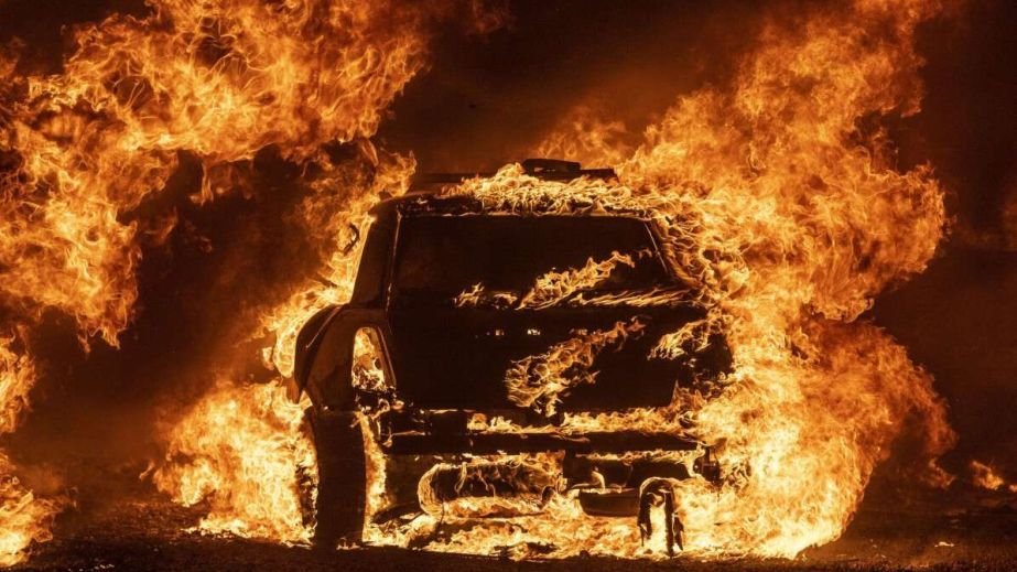 Фото до матеріалу: У Черкасах двох чоловіків засудили до 15 років за підпал машин ЗСУ