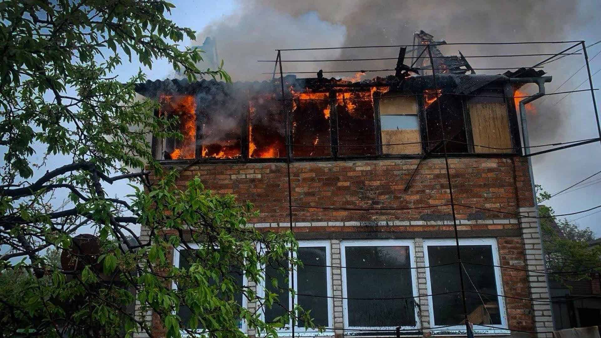 Фото до матеріалу: Пожежа у Хотянівці: двоповерховий будинок знищено після атаки дрона