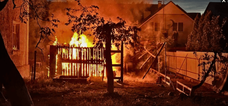 Фото до матеріалу: Київщина під ударами: російська атака спричинила пожежі та руйнування житлових будинків, є постраждалі