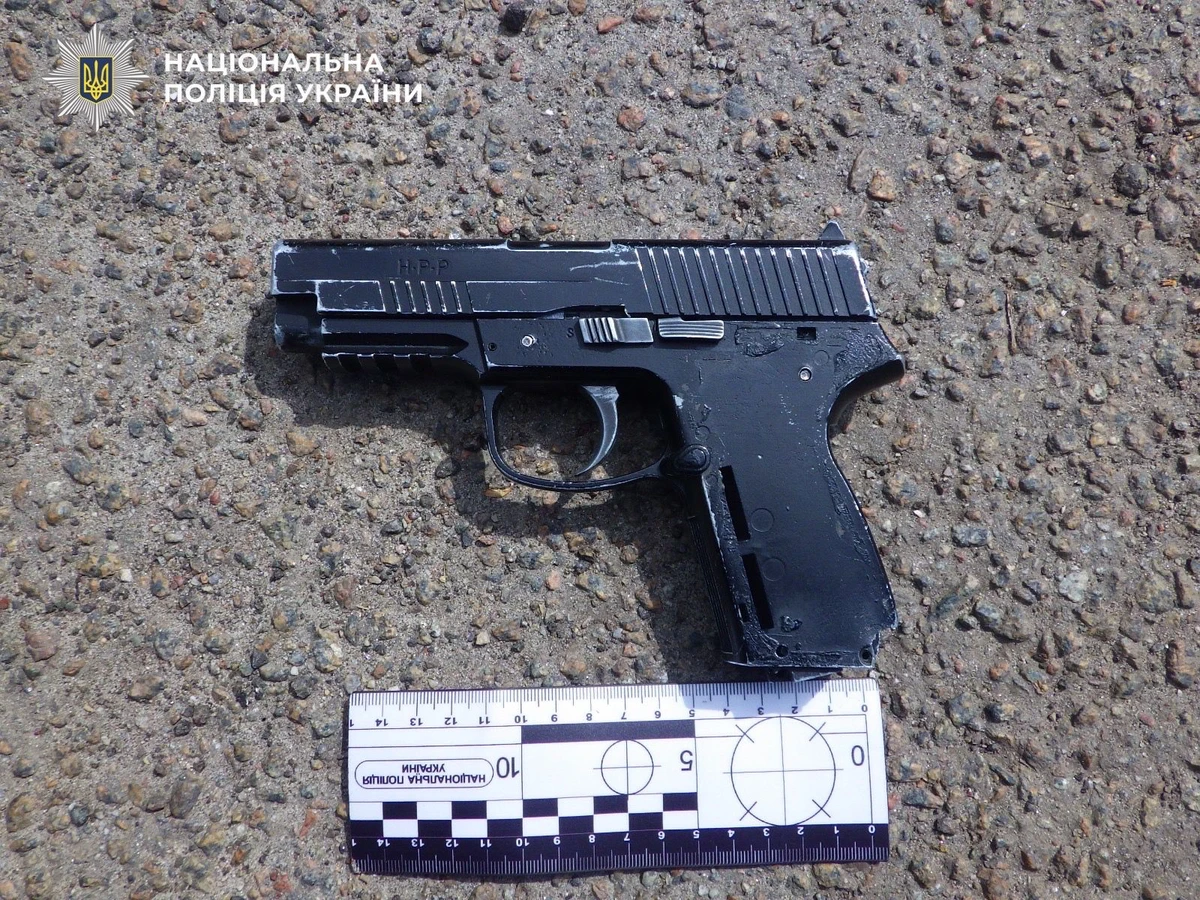 Фото до матеріалу: У Києві затримали п'яного чоловіка з пістолетом, який цілився в перехожих