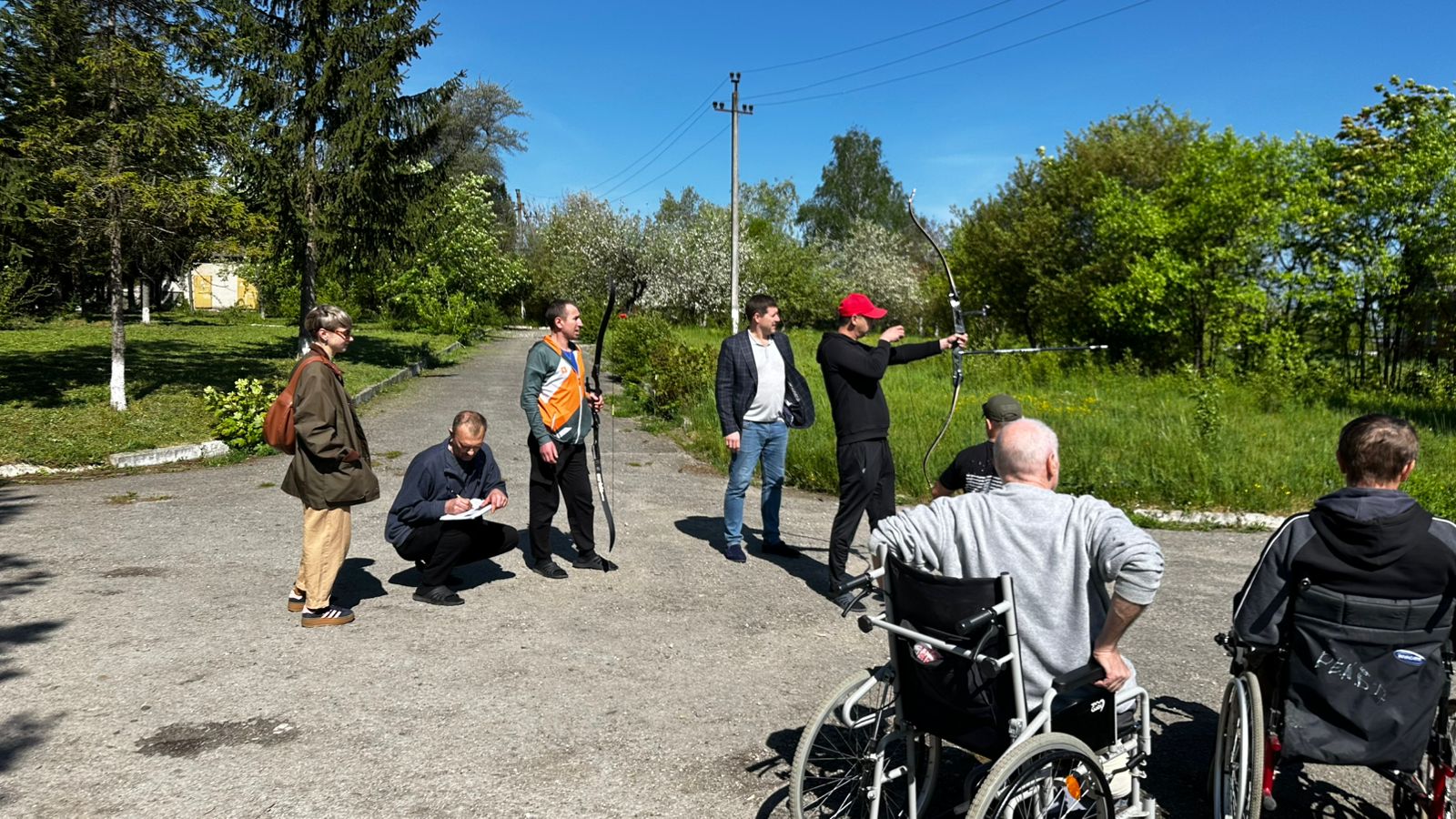 Фото до матеріалу: У Тлумацькій лікарні впроваджують стрільбу з лука як частину реабілітації
