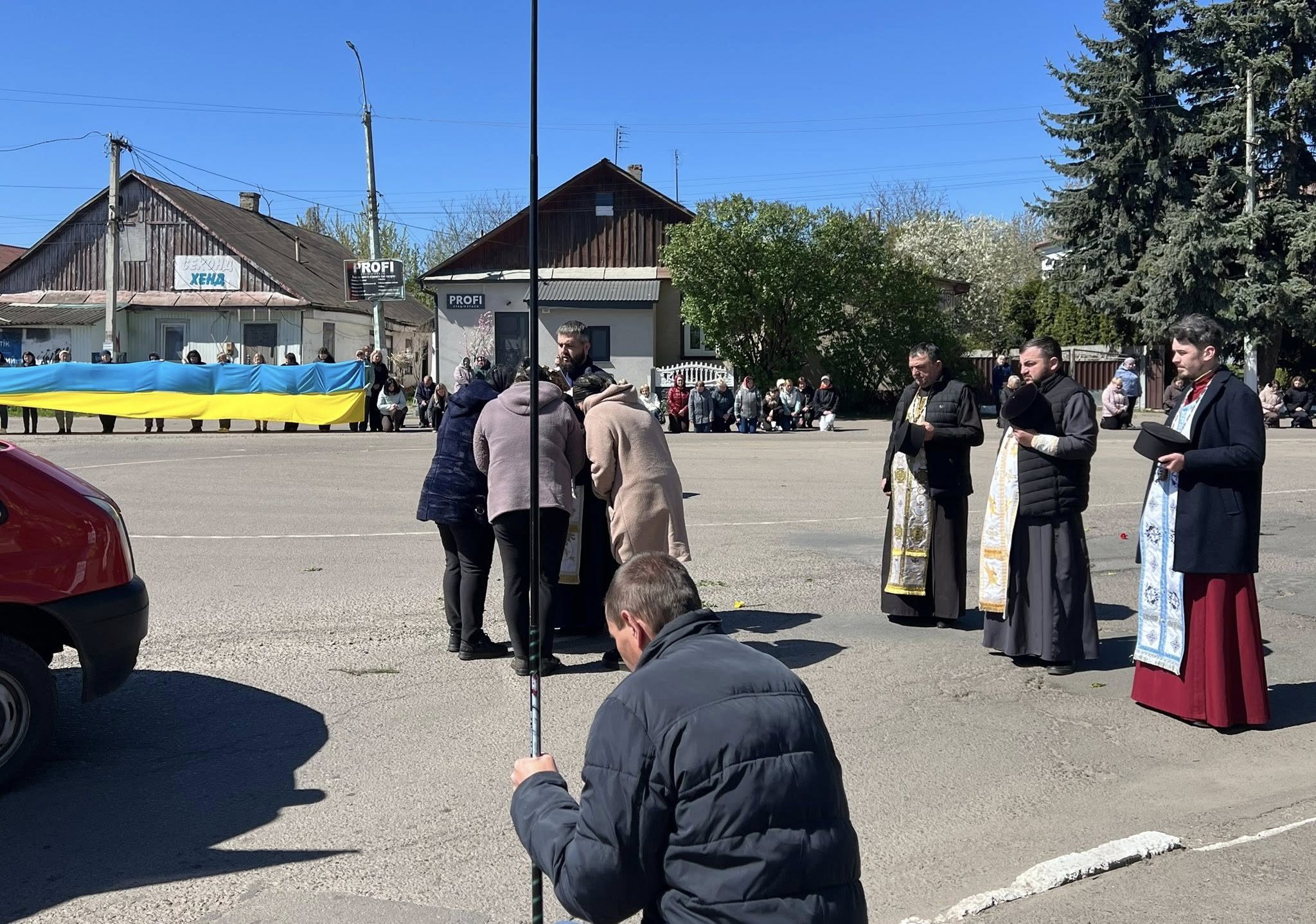 Фото до матеріалу: Живий коридор пам'яті у Демидівці: громада попрощалася з Василем Охримчуком