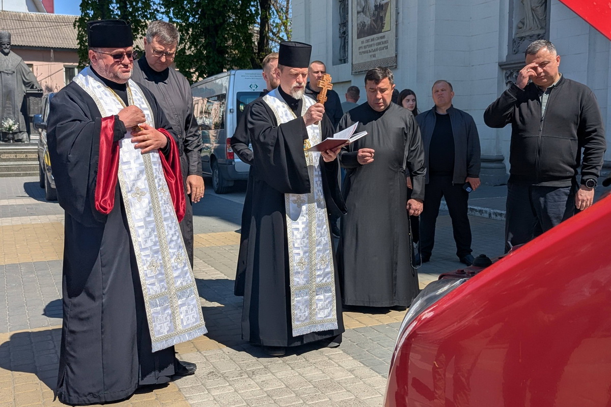 Фото до матеріалу: Володимир отримав спеціалізований автомобіль для перевезення ветеранів з інвалідністю