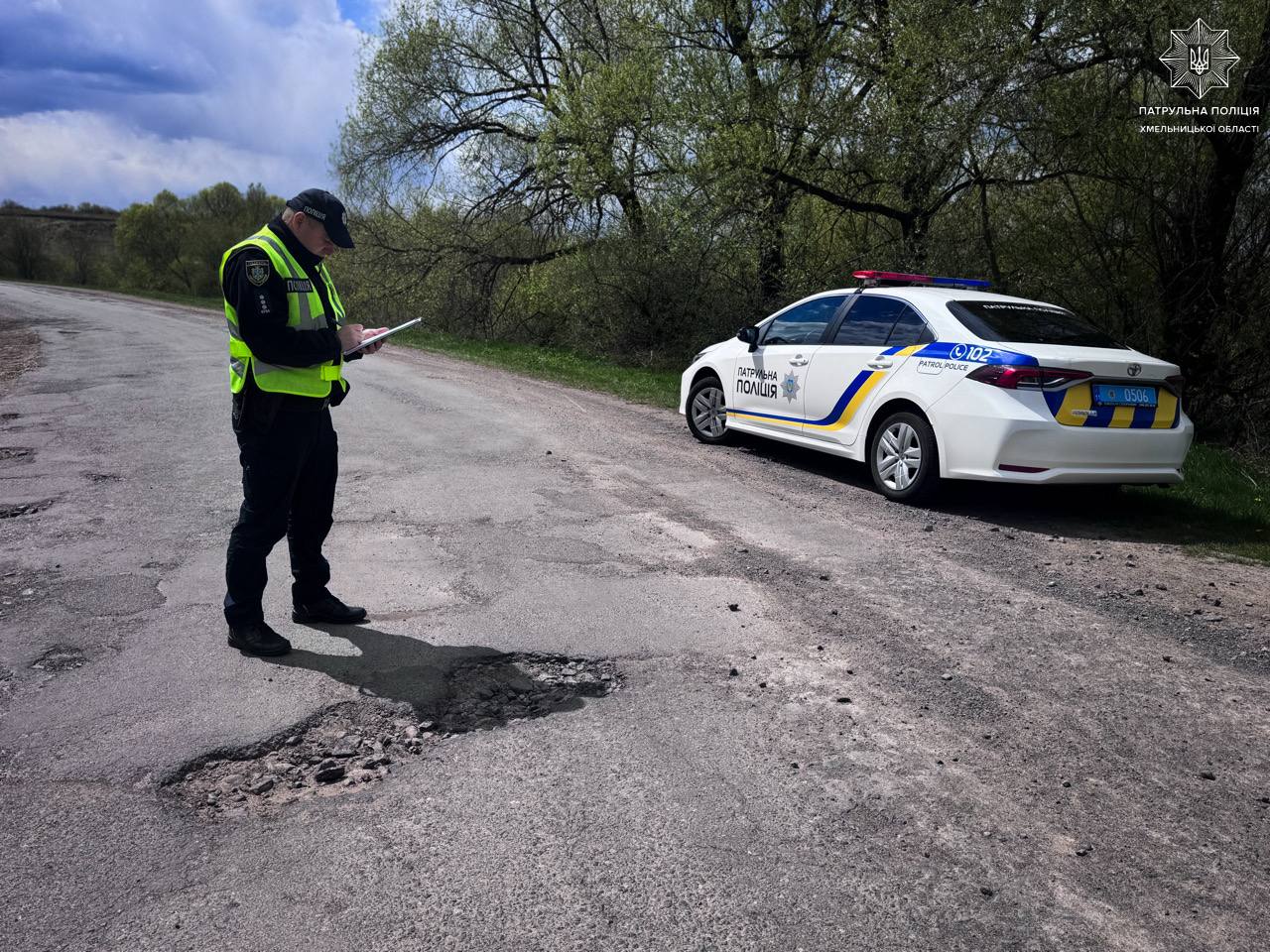 Фото до матеріалу: Патрульні Хмельниччини виявили сотні порушень на дорогах: 281 вимога до комунальників