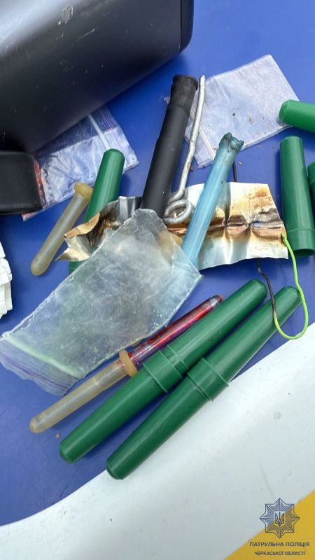 Фото до матеріалу: Нервував і уникав зустрічі: патрульні знайшли у перехожого пакетик із рожевою речовиною — ПРОЧЕРК.інфо