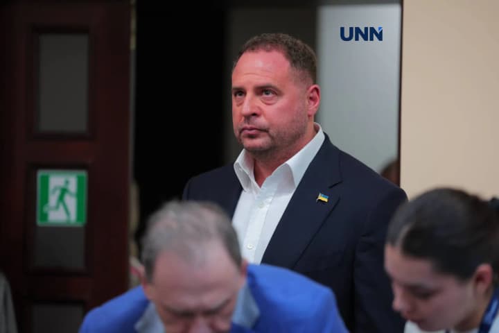 Фото до матеріалу: Єрмак прийшов на суд з обрання запобіжного заходу за підозрою у легалізацію 460 млн грн