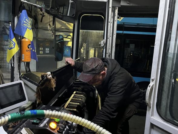 Фото до матеріалу: Ветеран війни Анатолій Григораш повернувся до роботи на вінницьких трамваях