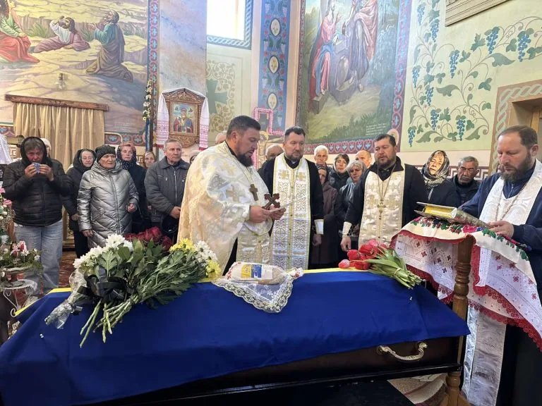 Фото до матеріалу: В Устилузькій громаді попрощалися із загиблим воїном Володимиром Троцюком