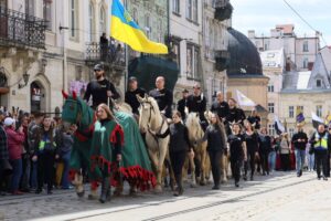 Фото до матеріалу: На площі Ринок у Львові вшанували воїнів: прапори ЗСУ та оборонних структур