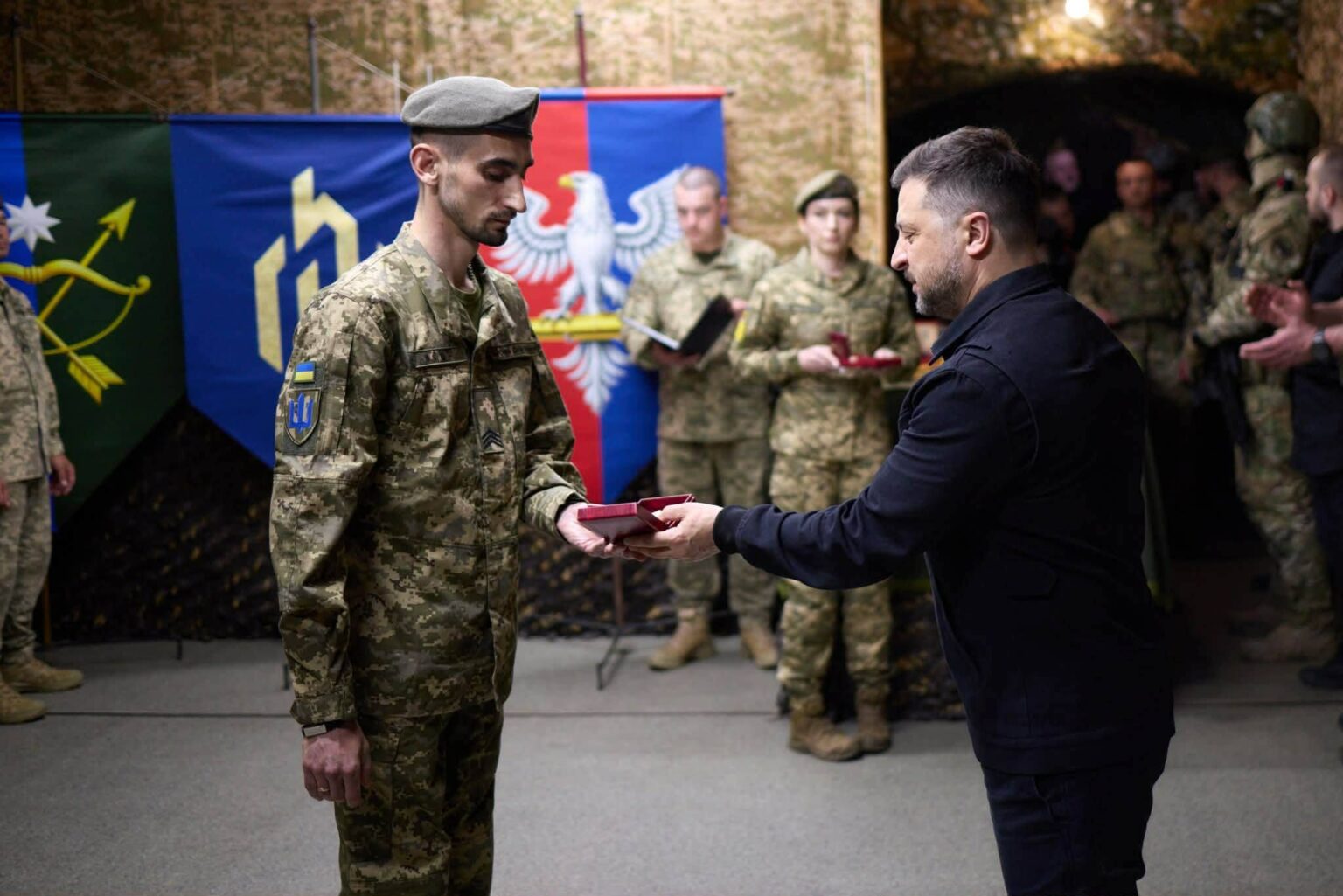 Фото до матеріалу: Володимир Зеленський вручив орденом Олександру Єлисеєву з Хмільника