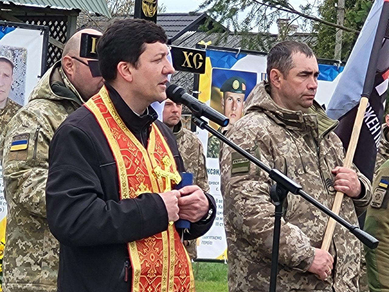 Фото до матеріалу: У Шацьку зустріли траурний кортеж з тілами двох загиблих захисників