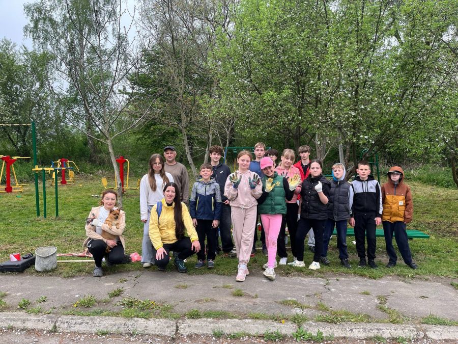 Фото до матеріалу: Толока в Підгірках: калушани самостійно відновили дитячий майданчик