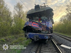 Фото до матеріалу: Трагедія на Львівщині: поїзд Київ-Ужгород зіткнувся з автокраном, загинули двоє