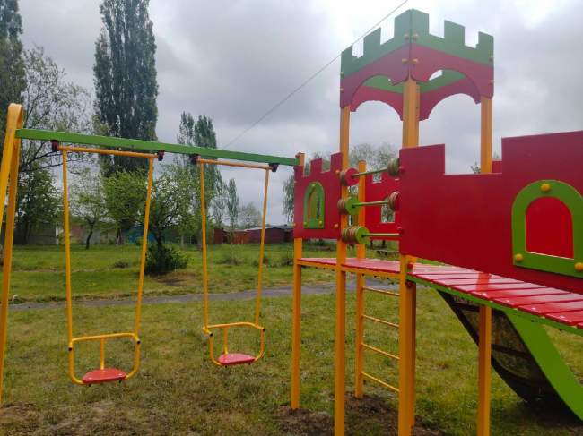 Фото до матеріалу: У Квасилові оновили дитячий майданчик «Веселка»