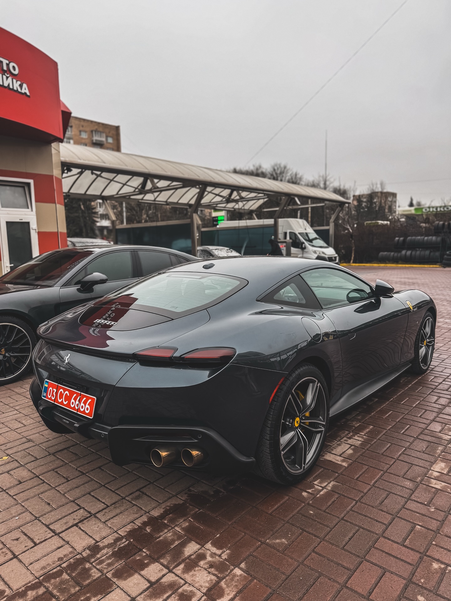 Фото до матеріалу: У Рівному помітили елегантний Ferrari Roma: як італійський GT виглядає в українському регіоні