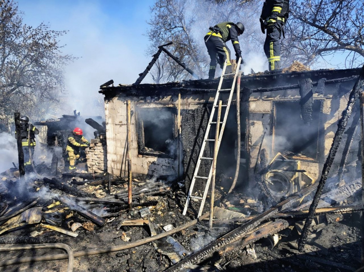 Фото до матеріалу: У Кам'янському районі загорілася господарча споруда після падіння дрона