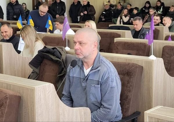 Фото до матеріалу: Директор КП «Екологія» Черкас задекларував зарплату понад мільйон та дорогі авто дружини