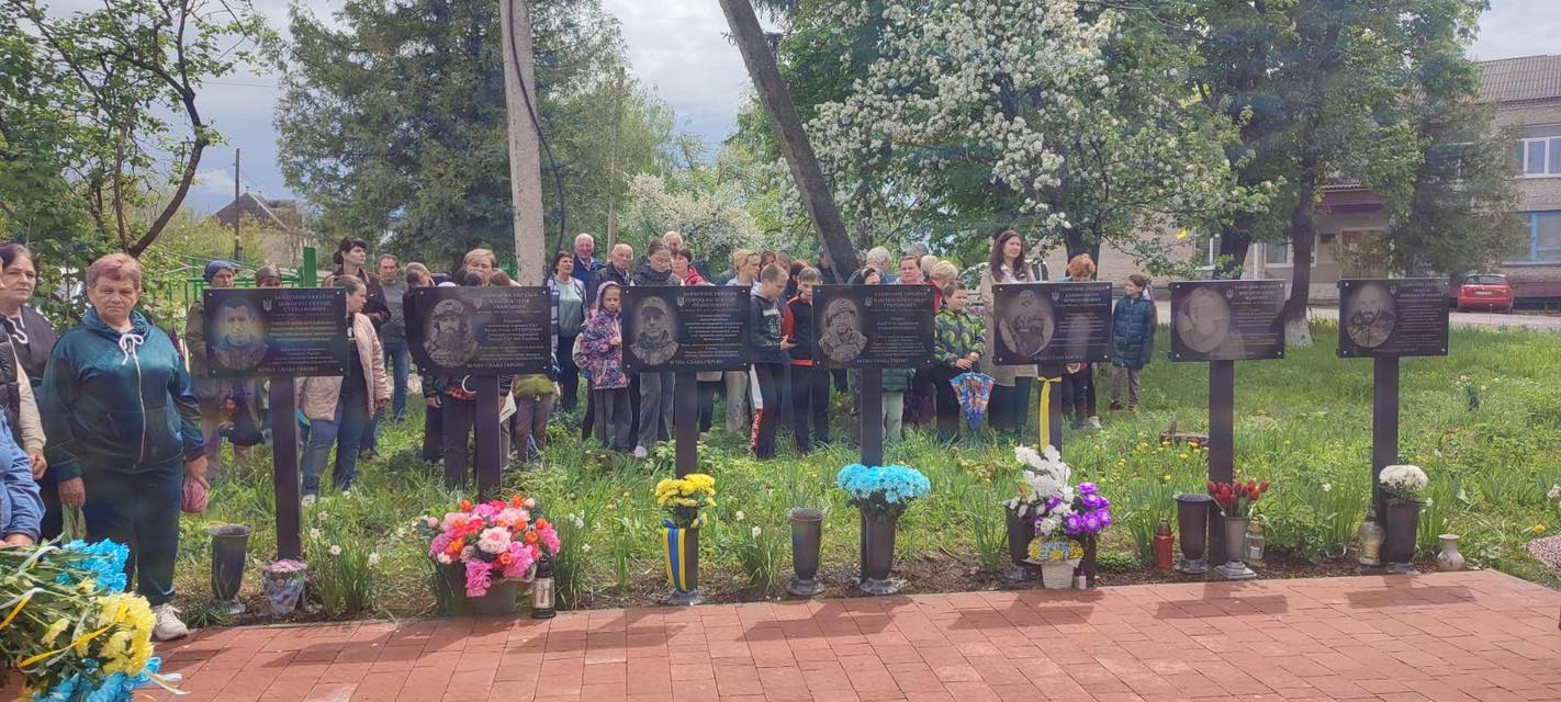 Фото до матеріалу: У Борсуківській громаді відкрили меморіали шістьом полеглим воїнам