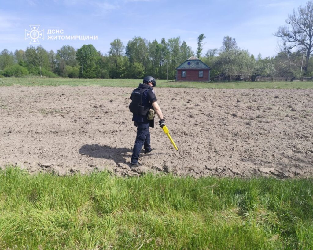 Фото до матеріалу: У селі Ходаки на городі виявили мінометну міну часів Другої світової війни