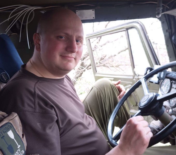Фото до матеріалу: Старший водій гармати з Тростянця виводить танки з-під вогню