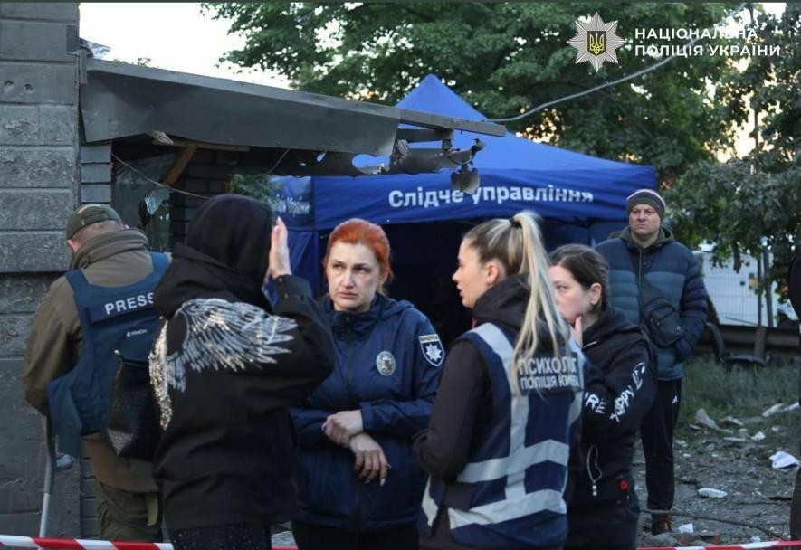 Фото до матеріалу: Київ після нічної атаки: у місті працюють штаби підтримки мешканців