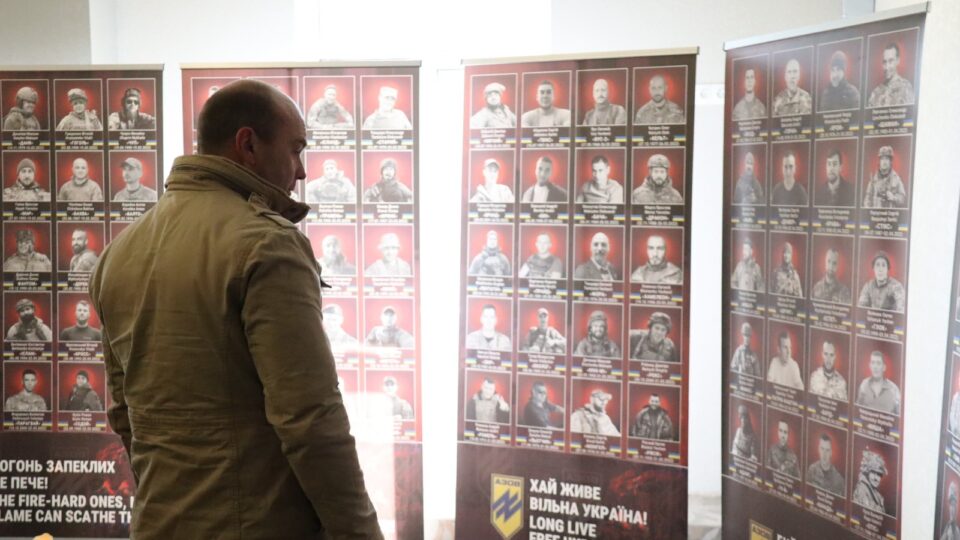Фото до матеріалу: У Одесі відкрили фотовиставку «Небесний легіон Маріуполя» на честь загиблих захисників