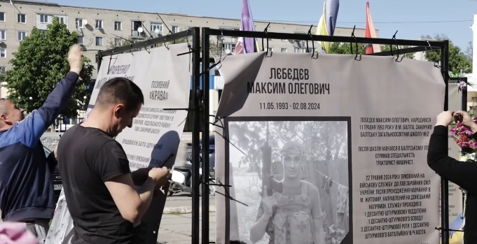 Фото до матеріалу: У Балті відновили пошкоджені портрети загиблих воїнів