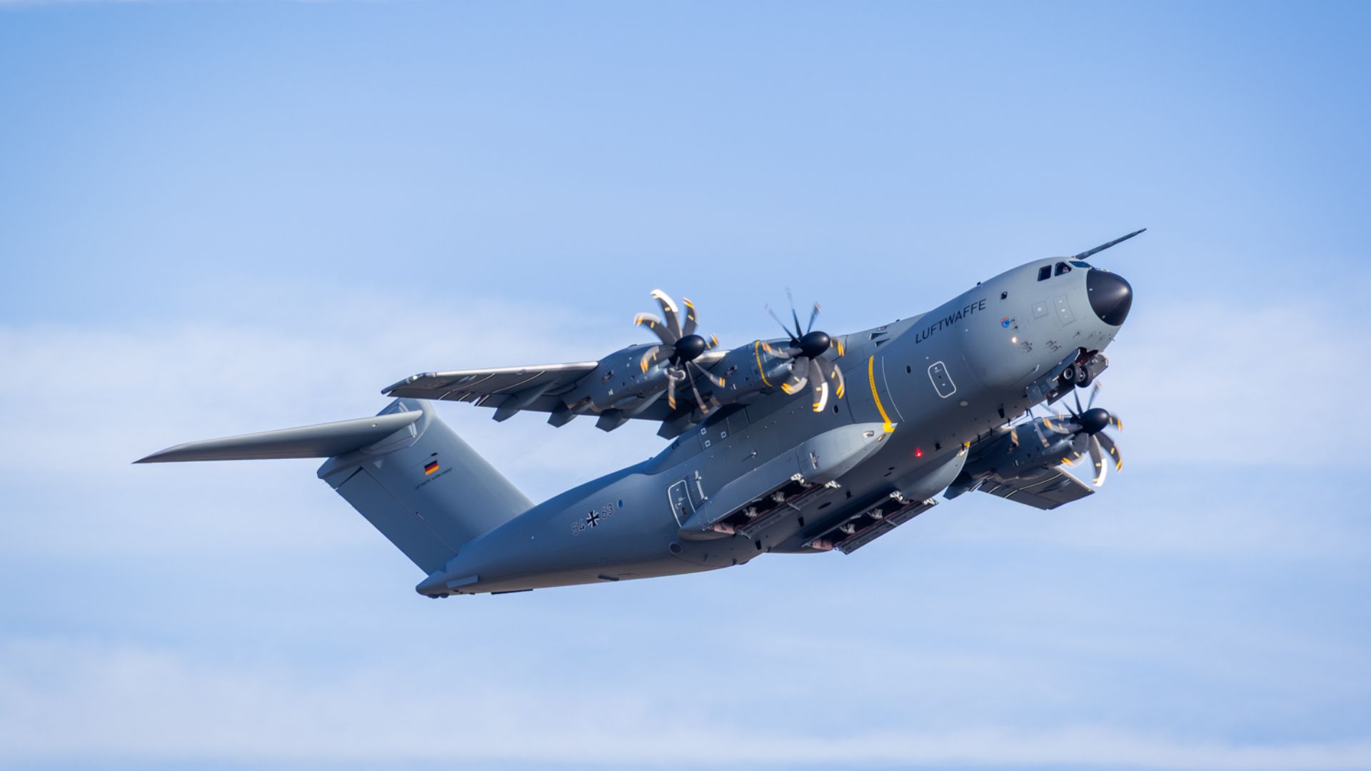 Фото до матеріалу: Airbus перетворив A400M на матірню для дронів і ракет