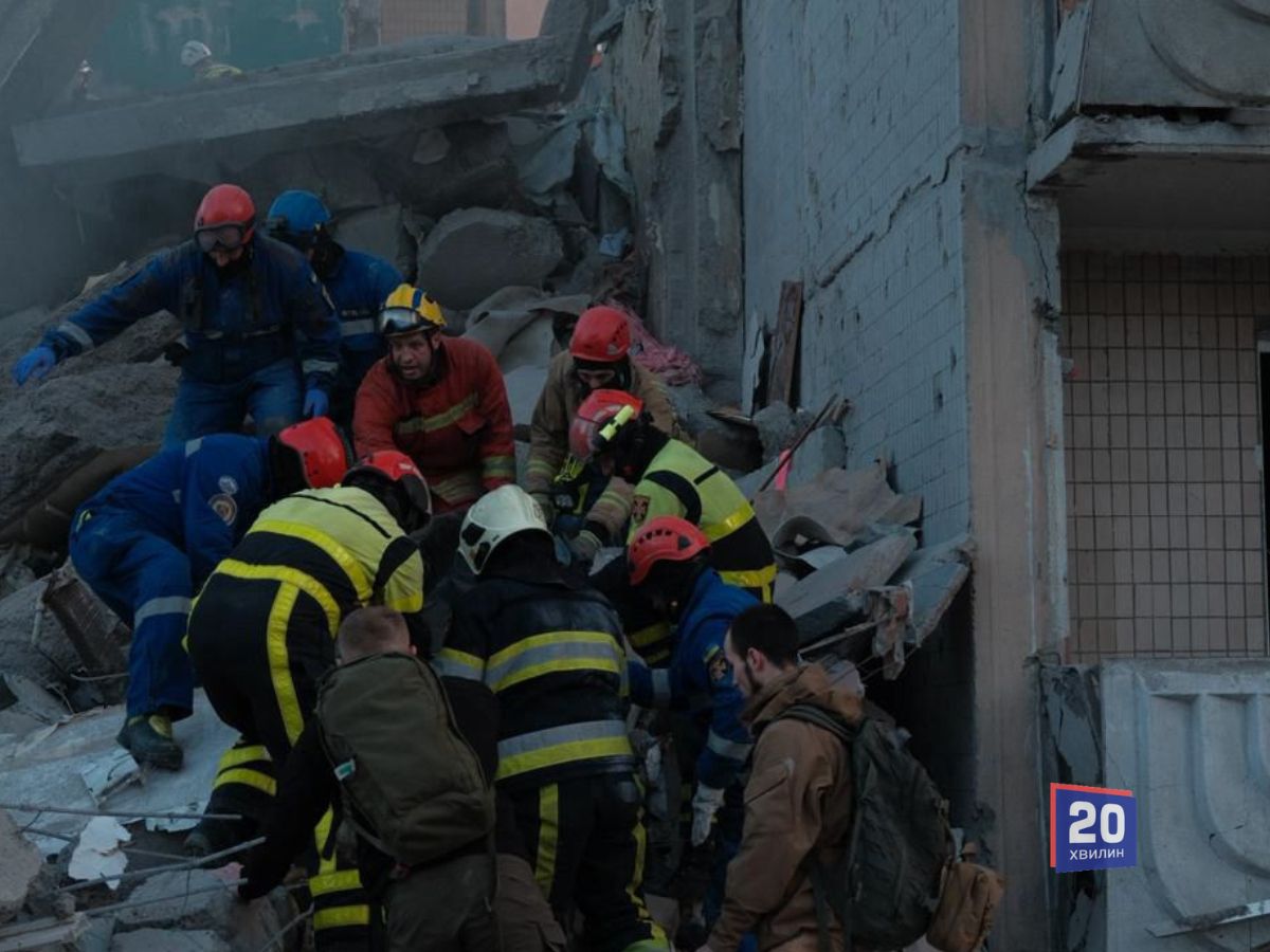 Фото до матеріалу: Київ під час нічної атаки: під завалами шукають людей