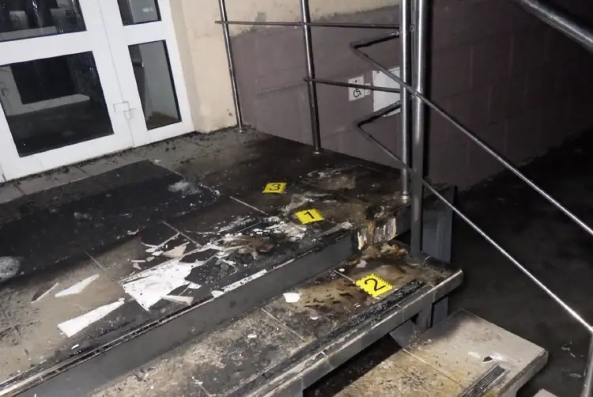 Фото до матеріалу: У Києві судитимуть 21-річного чоловіка за підпал банку за вказівкою шахраїв
