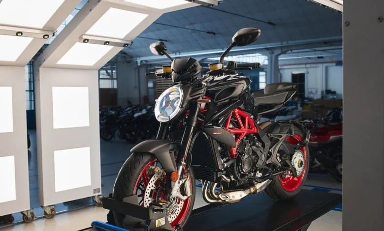 Фото до матеріалу: MV Agusta Brutale 800 2026 отримала преміальне забарвлення Nero Carbonio