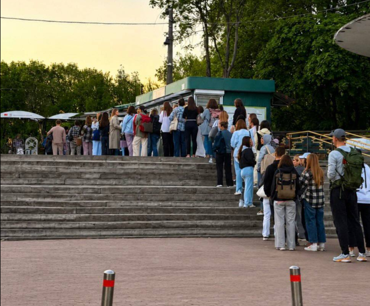 Фото до матеріалу: Мільйони квітів і величезні черги: як цвітіння бузку переповнило ботанічний сад Києва