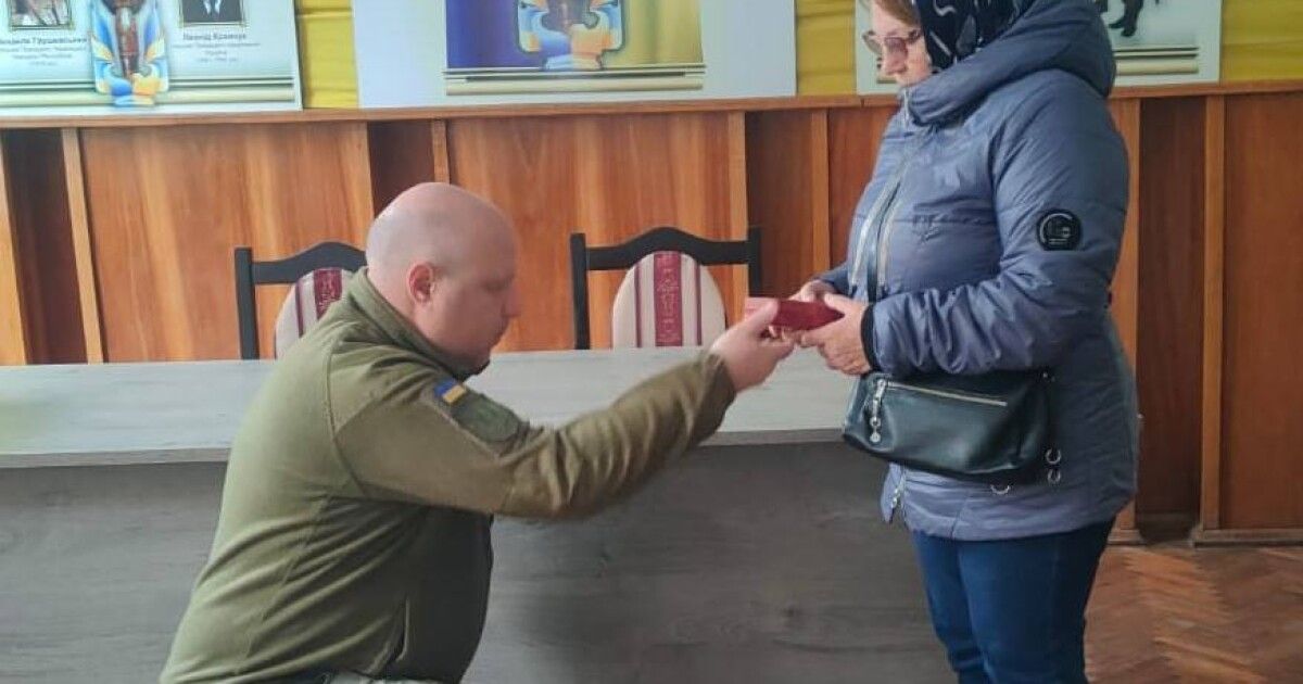Фото до матеріалу: Матері загиблого воїна з Володимирського району вручили орден «За мужність»