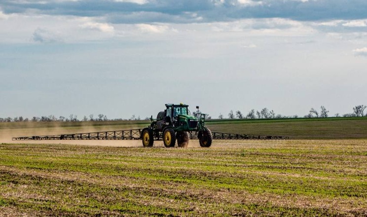 Фото до матеріалу: У Tekom Agro Group продовжують захищати посіви льону від бур'янів та шкідників