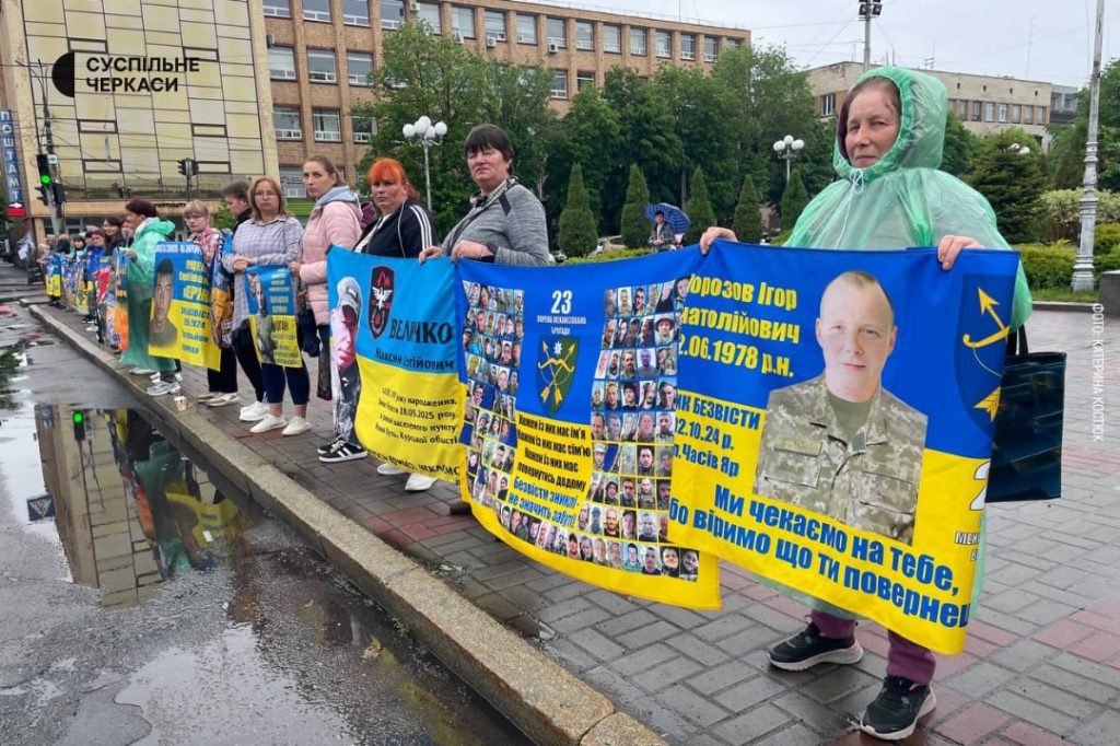 Фото до матеріалу: Матері Черкас: серце з малюнками у підтримку полонених