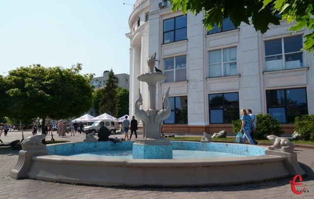 Фото до матеріалу: У Хмельницькому запрацювали перші фонтани: чому цьогоріч увімкнуть не всі