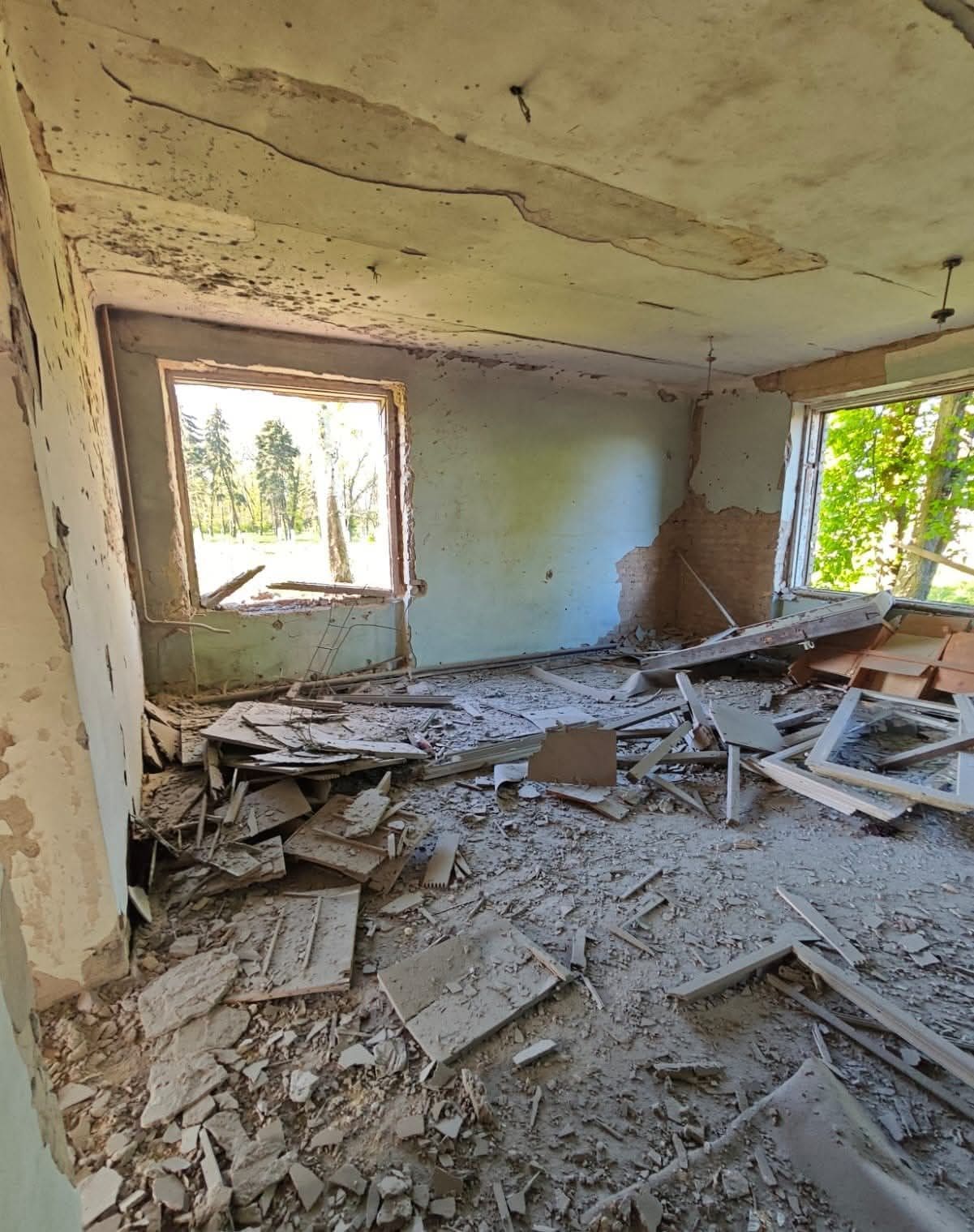 Фото до матеріалу: Обстріл школи на Бериславщині: окупанти знищили освітній заклад у Бериславській громаді