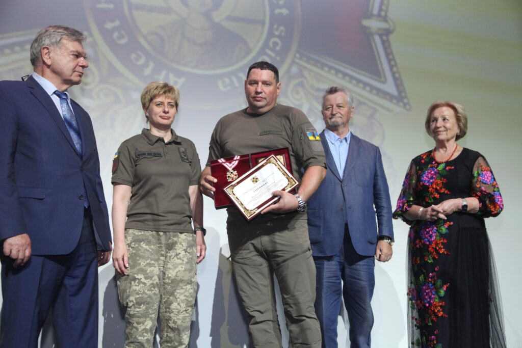 Фото до матеріалу: У Києві нагородили найкращих медиків: 47 фахівців отримали «Орден Святого Пантелеймона»