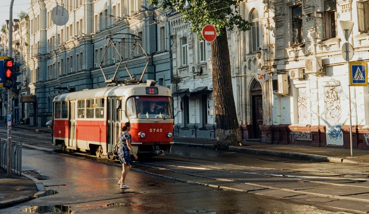 Фото до матеріалу: У Києві змінять рух трамваїв №11, 12, 16 та 19 через ремонт на Кирилівській