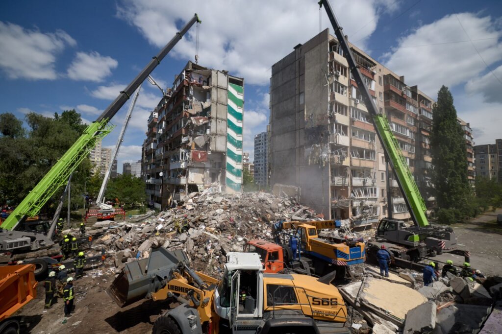 Фото до матеріалу: Київський обстріл: п'ять загиблих, понад 40 поранених, триває пошук зниклих