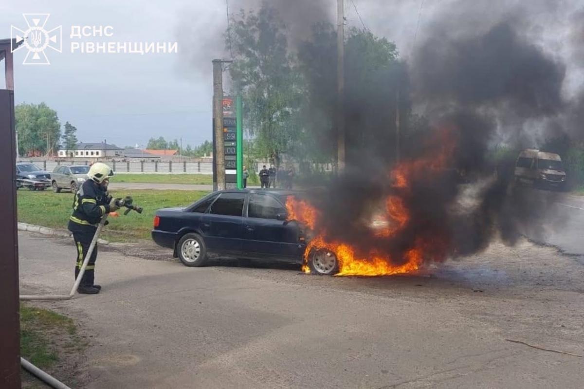Фото до матеріалу: У Березному авто загорілося під час руху: рятувальники оперативно ліквідували пожежу